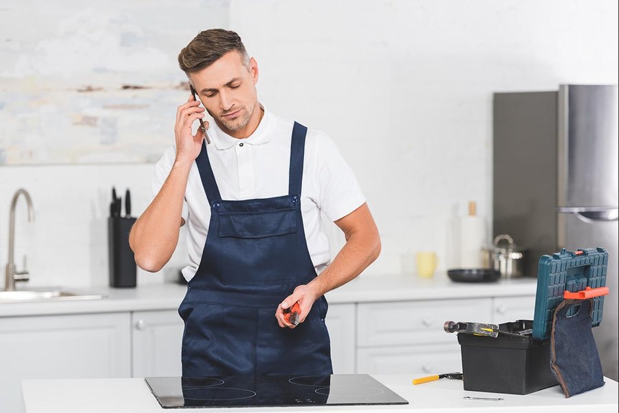 Technieker belt een klant tijdens een herstelling
